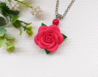Handgjort halsband med röd ros i polymerlera, blommiga smycken