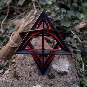 Octaedro estrellado — Campo parabólico | Escultura de geometría sagrada en roble macizo | Arte con hilos imagen 7