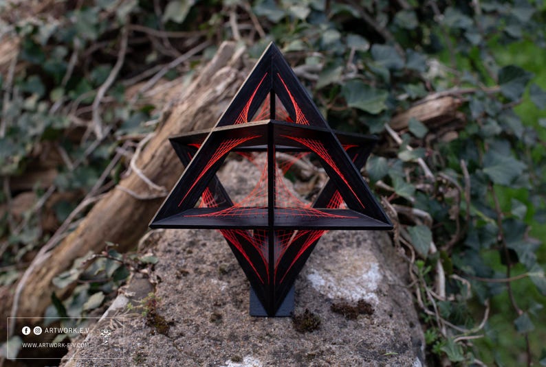 Octaedro estrellado — Campo parabólico | Escultura de geometría sagrada en roble macizo | Arte con hilos imagen 7