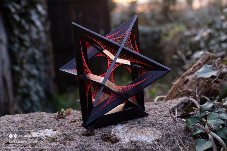 Octaedro estrellado — Campo parabólico | Escultura de geometría sagrada en roble macizo | Arte con hilos imagen 1