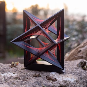 Octaedro estrellado — Campo parabólico | Escultura de geometría sagrada en roble macizo | Arte con hilos imagen 8