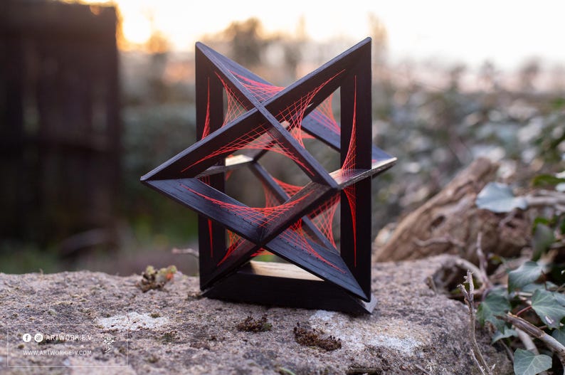 Octaedro estrellado — Campo parabólico | Escultura de geometría sagrada en roble macizo | Arte con hilos imagen 8