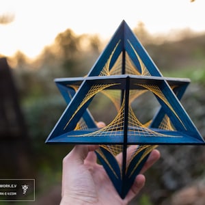 Octaedro estrellado — Campo parabólico | Escultura de geometría sagrada en roble macizo | Arte con hilos imagen 10