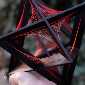 Octaedro estrellado — Campo parabólico | Escultura de geometría sagrada en roble macizo | Arte con hilos imagen 2