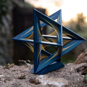 Octaedro estrellado — Campo parabólico | Escultura de geometría sagrada en roble macizo | Arte con hilos imagen 9