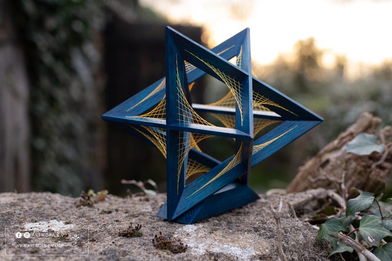 Octaedro estrellado — Campo parabólico | Escultura de geometría sagrada en roble macizo | Arte con hilos imagen 9