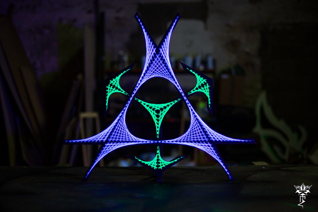美品 UN3D. MULTICOLOR WAVE LINE SLIT KT SK Triangular Sx UV Wall Sculpture — Archived Artwork | String Art