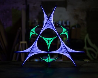 Dreieckige Sx UV-Wandskulptur – Archivierte Kunstwerke | Fadenkunst, heilige Geometrie, psychedelisch, Wandkunst, Wohndekoration, Mandala, Schwarzlicht