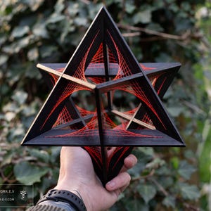 Octaedro estrellado — Campo parabólico | Escultura de geometría sagrada en roble macizo | Arte con hilos imagen 6