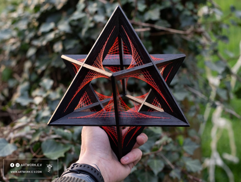 Octaedro estrellado — Campo parabólico | Escultura de geometría sagrada en roble macizo | Arte con hilos imagen 6
