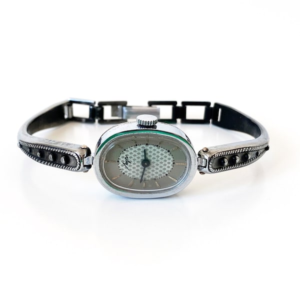 Montre vintage femme Luch, Montres vintage argentées pour femmes, Montre rétro, petite montre-bracelet, Montre mécanique, Petite montre cadran blanc