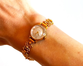 Gold vintage watch, old watch, Women&#39;s watch, Women&#39;s dainty watch, small watch, Vintage watch, women&#39;s wrist watch &quot;Chaika&quot; 17 jewels