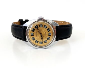 Verzamelwostok met geweldige wijzerplaat. Retrohorloge. Vintage oud militair horloge. Origineel herenhorloge. Mechanisch horloge met leren band