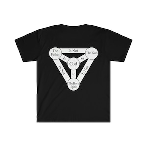 Könnte beinhalten: Schwarzes T-Shirt mit einer weißen Grafik eines Dreiecks mit drei Kreisen. Die Kreise sind mit "Der Vater", "Der Sohn" und "Der Heilige Geist" beschriftet. Der Text "Gott" befindet sich in der Mitte des Dreiecks. Der Text "Ist" und "Ist nicht" ist zwischen den Kreisen geschrieben.
