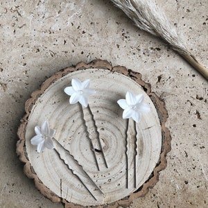 White Flower Hair Pins, White Wedding Hair Clips, Floral Hair Pins, Boho Bridal Hair Pins, Bridesmaid Hair Accessory, Flower Girl Hair Pins