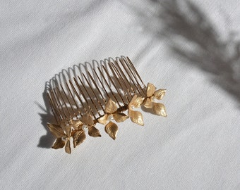 Gold Flower Hair Slide, Flower Hair Accessory, Bridal Gold Hair Comb, Gold Pearl Hair Clip, Boho Wedding Hair Accessory, Bohemian Wedding