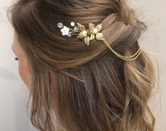 Peigne à cheveux mariage en or avec des détails en chaîne, peigne à cheveux mariage fleur d’or, accessoire de coiffure mariage, feuilles d’or et perles d’eau douce