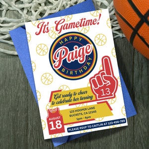 Puede incluir: Una invitación de cumpleaños con temática de baloncesto para Paige, con un gráfico de baloncesto y el texto "It's Gametime!" y "Happy Paige Birthday". La invitación incluye la fecha 18 de agosto, una hora de 1 pm a 4 pm y una dirección.