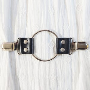 Silver tone large o-ring w/ black leather cinch clip. Shirt clip, dress clip, sweater clip, skirt clip, jacket clip, cloak clip. DIY tailor