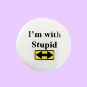 I&#39;m with stupid - 1&quot; diameter pin / badge / button / flair. Handmade.