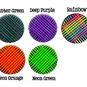Puede incluir: Cinco objetos circulares y enrejados en varios colores: verde cazador, morado intenso, naranja ne&oacute;n, verde ne&oacute;n y un patr&oacute;n de arco&iacute;ris. Cada uno est&aacute; etiquetado con su nombre de color. El fondo es blanco.