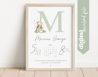 Op de afbeelding: Een ingelijste print met een Winnie de Poeh-illustratie en de naam "Marcus George". Het ontwerp bevat de letter "M", geboortedetails en de tekst "If there ever comes a day...". De print zit in een licht houten frame.
