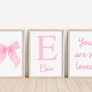 3er-Set Rosa Schleife Personalisierter Namensdruck | Bogen Drucke | Rosa Schleife Kunstwerk | Poster für Mädchen Personalisierte Drucke | Kinderzimmer Poster