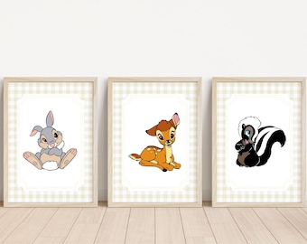 Puede incluir: Conjunto de tres láminas enmarcadas con personajes de dibujos animados. Las láminas muestran un conejo gris, un cervatillo y una mofeta, cada uno sobre un fondo blanco con un borde a cuadros amarillo claro. Los marcos son de color marrón claro.