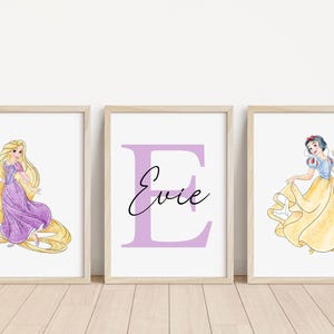 Juego de 3 impresiones con nombre personalizado de princesas inspiradas en Disney / Obras de arte de princesas Disney / Dormitorio Disney / Impresiones personalizadas / Dormitorio infantil