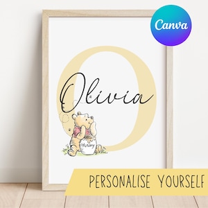 Pode incluir: Uma impressão de arte de berçário com tema Winnie the Pooh imprimível com uma letra O amarela com o nome Olivia escrito em itálico preto. Winnie the Pooh está segurando um pote de mel e está cercado por abelhas.