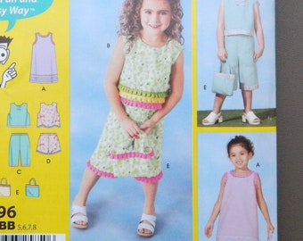 Conjunto de verano para niña: vestido, blusa, pantalones capri, pantalones cortos y bolso fáciles; patrones de costura Simplicity para principiantes 0696, 7114 tallas 3-8