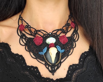 Plastron gothique crâne de corbeau, roses et pierre de labradorite, Collier macramé fête des morts Halloween Fantastique