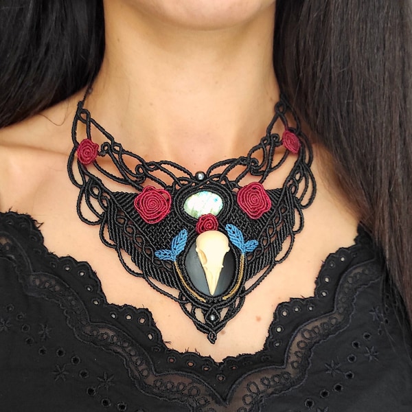 Plastron gothique crâne de corbeau, roses et pierre de labradorite, Collier macramé fête des morts Halloween Fantastique