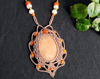 Collier de déesse bohême en micro-macramé et pierre d'aventurine orange