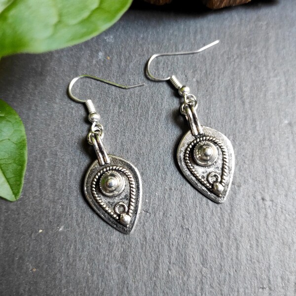 Boucles D'oreilles Pendantes Style Ethnique - Goutte Argentée Et Perle Blanche