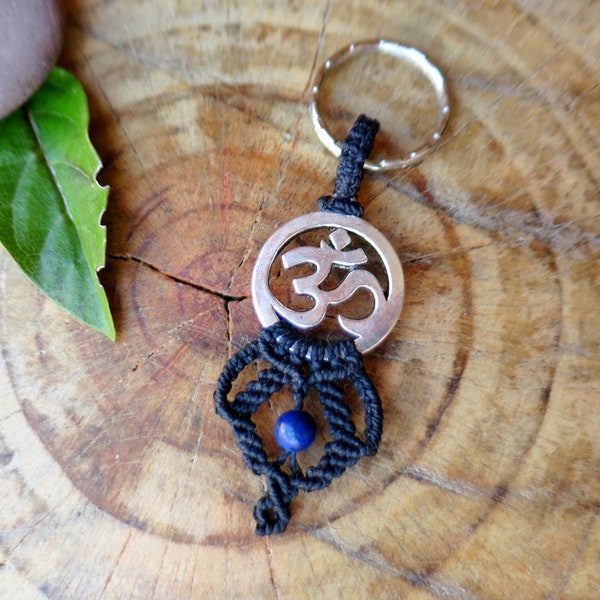 Porte clés Om,  porte clé macramé aum bijou de sac bouddha boheme pierre lapis lazuli
