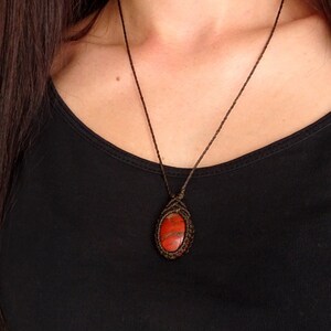 Collier Artisanal En Métal Martelé Avec Pierre De Jaspe Rouge - Bijou Unique - Occasion