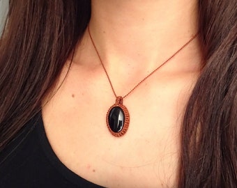 Collier pendentif pierre Onyx noir en macramé orange cuivré, bijoux nature terracotta