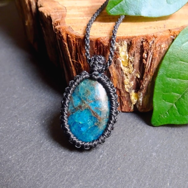 Apatite Necklace,  natural blue stone pendant, lithotherapy macrame pendant, boho ethnic man