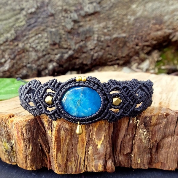 Bracelet pierre apatite bleue micro-macramé noir, bracelet boho chic, bohême, tribal, folk, pierre rare