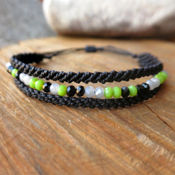 Bracelet multi-rangs Boho vert et noir en macramé ajustable