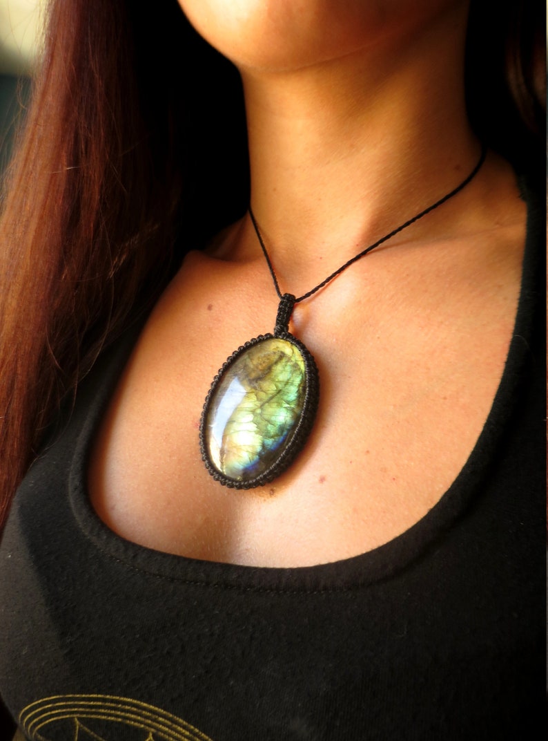 Collier pierre labradorite pendentif en macramé noir image 0