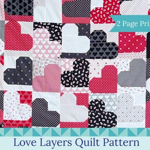 Puede incluir: Un patrón de edredón de patchwork con formas de corazón en rojo, blanco y negro. El diseño incluye el texto "Love Layers Quilt Pattern" y "2 Page Printable". El edredón está hecho de varias telas estampadas.