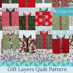 Może przedstawiać: Kolorowy wzór na kołdrę z motywami pudełek prezentowych w kolorach czerwonym, zielonym i białym. Bloki kołdry mają różne wzory, w tym płatki śniegu, paski i nadruki kwiatowe. Widoczny jest tekst "2 Page Printable" i "Gift Layers Quilt Pattern".