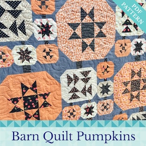 Puede incluir: Un patrón de colcha con un diseño de calabazas hechas de varios recortes de tela. Las calabazas son en tonos de naranja, negro y blanco, y el fondo es azul claro. El texto "PDF PATTERN" está en la esquina superior derecha de la imagen.