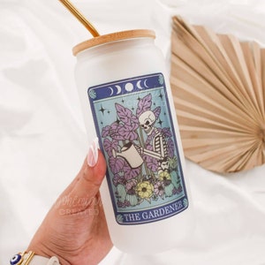 Vaso de café helado con carta del Tarot del Jardinero, divertido, místico, celestial, brujo, espiritual, regalos, tazas de moda, bruja, bohemio, Halloween, amante de las plantas
