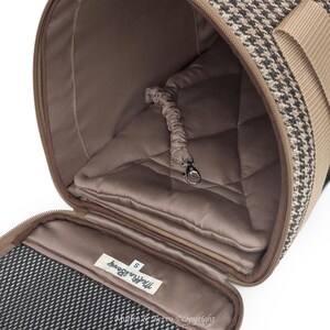 Puede incluir: Un transport&iacute;n para mascotas de tweed marr&oacute;n y negro con un forro acolchado marr&oacute;n y un accesorio de correa. El transport&iacute;n est&aacute; abierto y la etiqueta dice "The Furry Beauty" con la talla "S" impresa debajo.