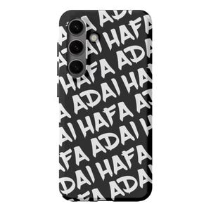Könnte beinhalten: Schwarze Handyhülle mit sich wiederholendem weißem Textmuster. Der Text enthält die Wörter "AI HAFA" und "ADAI". Die Handyhülle hat ein Kameramodul mit drei Objektiven.