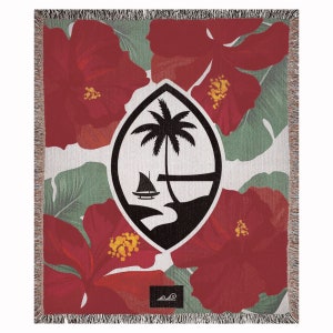 K&ouml;nnte beinhalten: Eine gewebte Wolldecke mit einem Muster aus roten Hibiskusbl&uuml;ten und einem schwarz-wei&szlig;en Wappen des Staatswappens von Samoa in der Mitte.