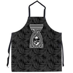 Könnte beinhalten: Schwarze Schürze mit einem weißen polynesischen Tribal-Design, das das Wappen von Samoa zeigt. Die Schürze hat einen schwarzen Palmblatt-Musterhintergrund.